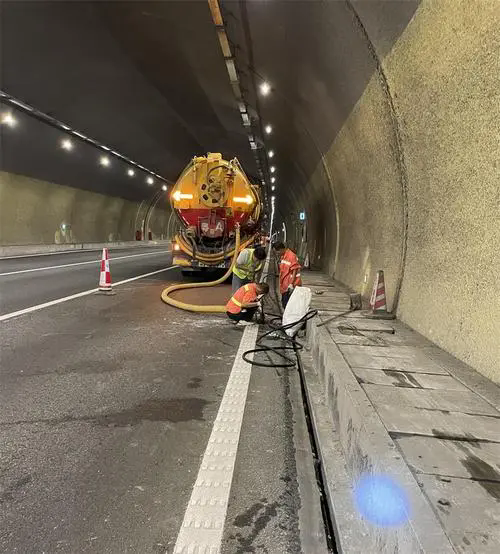 神农架隧道排水渠清淤